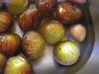 there are many different types of figs in the bowl