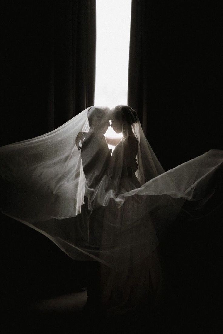 Romantic and dark wedding photo Bride Photo Inspiration, Wedding Photo Editorial, Veil Photoshoot, Veil Wedding Pictures, Aesthetic Wedding Photography, Vintage Bride And Groom, Editorial Wedding Photos, Intimate Wedding Photos, Wedding Fotos