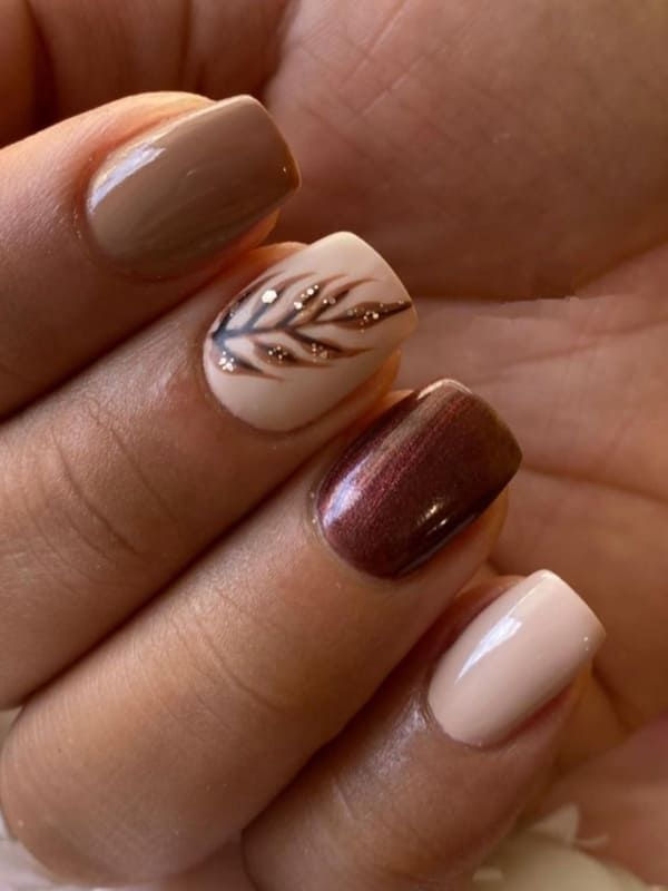 Nail Designs Autumn 2023, Fall Nails Manicure, Holiday Nails Autumn, Nail For Thanksgiving, Autumn Gel Nails Ideas, Thanksgiving Nail Colors Dip, Fall Thanksgiving Nails Acrylic, Thanksgiving To Christmas Nails, November Toe Nail Colors