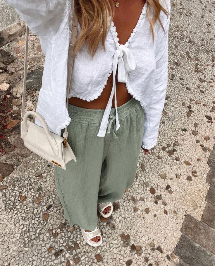 _aurep Europe Shopping, Greece Outfit, Sassy Outfit, Daily Outfit Inspiration, Europe Fashion, Dress Shirts For Women, Ootd Outfit, Athletic Fashion, Endless Summer