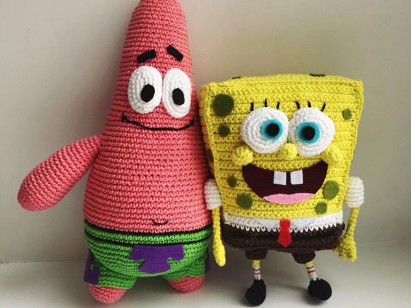 two crocheted toys that look like spongebob and patrick from adventure time