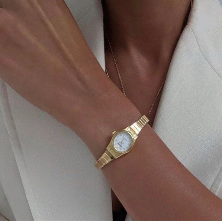 Dainty Watch Aesthetic, Classy Watches Women, Elegant Watches Women, Cartier Watches Women, Watch Minimalist, Simple Classic Style, Classy Watch, Vintage Watches Women, Small Watch