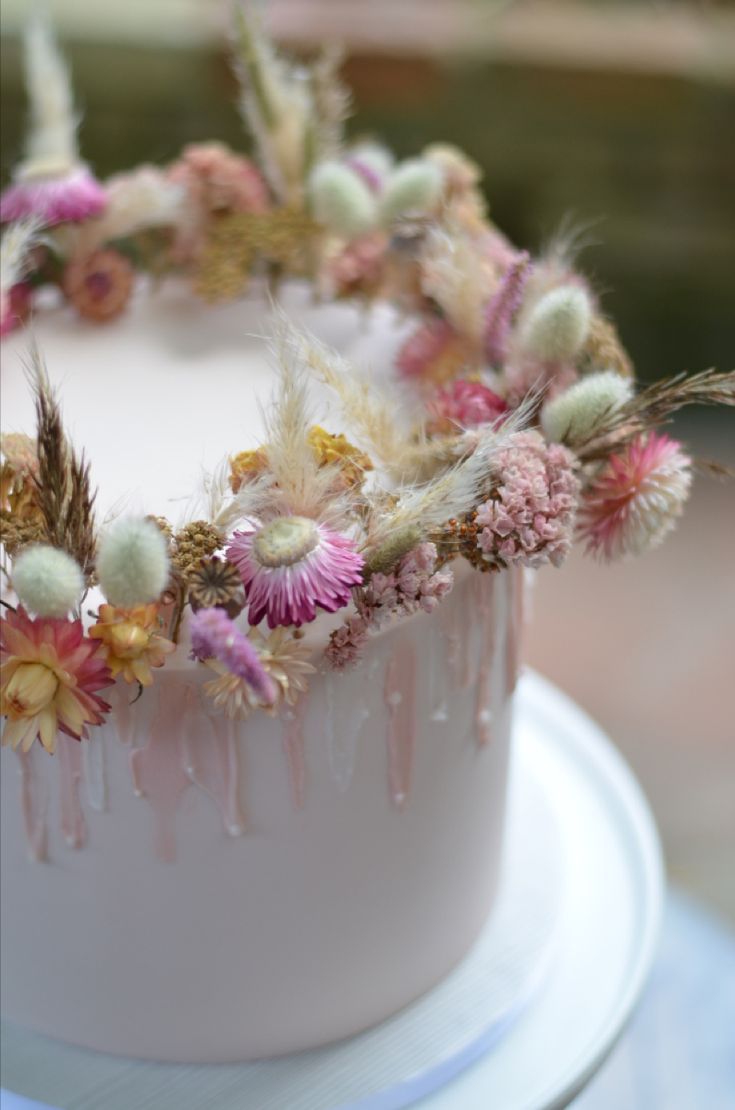 Shades of pink dried flowers on a pale pink cake Dried Flower Birthday Cake, Wedding Cake Dried Flowers, Dried Flowers Cake, Dried Flower Cake, Flower Wedding Cake, Flower Cake Design, Dried Flower Wedding, Flower Cake Decorations, Mums Birthday