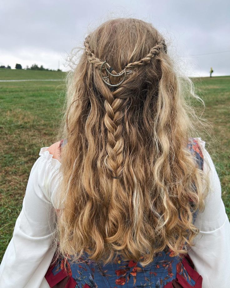 easy hairstyle for ren faires :) Ren Faire Hairstyles Curly Hair, Hobbit Hairstyles Women, Easy Fantasy Hairstyles, Ren Faire Hairstyles Short Hair, Renn Faire Hair, Easy Ren Faire Hair, Ren Fest Hair, Ren Fair Hairstyles, Folklore Hairstyle