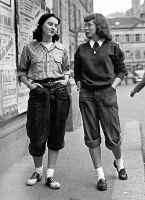 American students in Heidelberg Germany, 1947 | Giuly | Flickr 1950s Pants, 40s Mode, Public Enemies, Tomboy Stil, Teddy Girl, Istoria Artei, Teddy Boys, Pedal Pushers, Girls' Generation