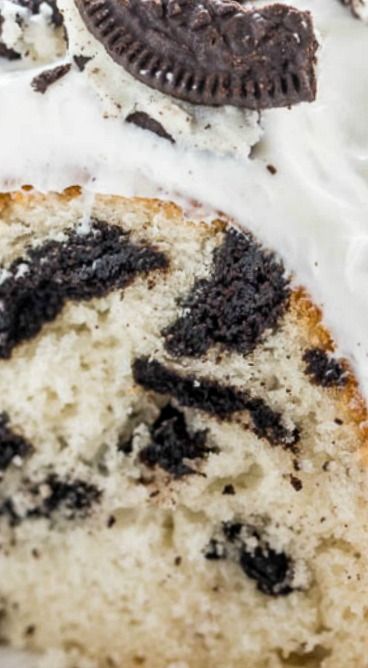 an oreo cookie cake with white frosting and chocolate chips