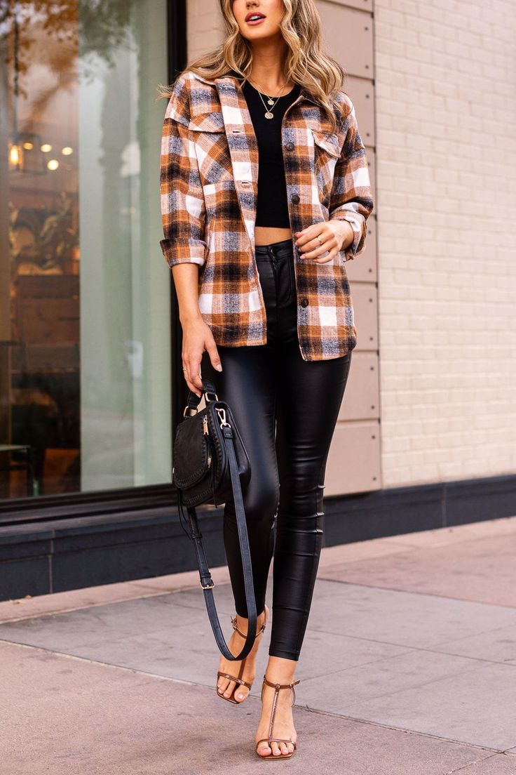 Outfits With Flannels And Leggings, Outfits With Flannels, Flannel Outfits For Women, Aesthetic Flannel Outfits, Shacket Outfits, Aesthetic Flannel, Outfit With Flannel, Flannel And Leggings, Cute Flannel Outfits