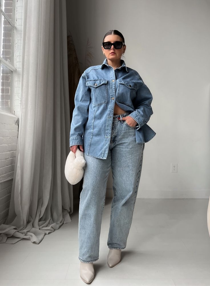 Denim Outfits For Women Plus Size, Denim Shirt Plus Size Outfit, Denim Shirt As Jacket Outfit, Minimalist Outfit Plus Size, Big Denim Shirt Outfit, Denim Jacket Outfit Plus Size, Plus Size Denim Jacket Outfit, Oversize Denim Shirt Outfit, Plus Size Oversized Outfits