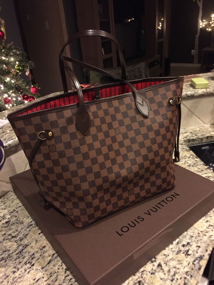 Louis Vuitton Neverfull in Damier. ❤️�❤️❤️ Lv Bag Neverfull, Never Full Bag Louis Vuitton, Louis Vuitton Big Bag, Louis Vuitton Gm Neverfull, Lv Tote Bag, Louis Vuitton Neverfull Outfit, Louis Vuitton Shopper, Louie Bag, Neverfull Louis Vuitton