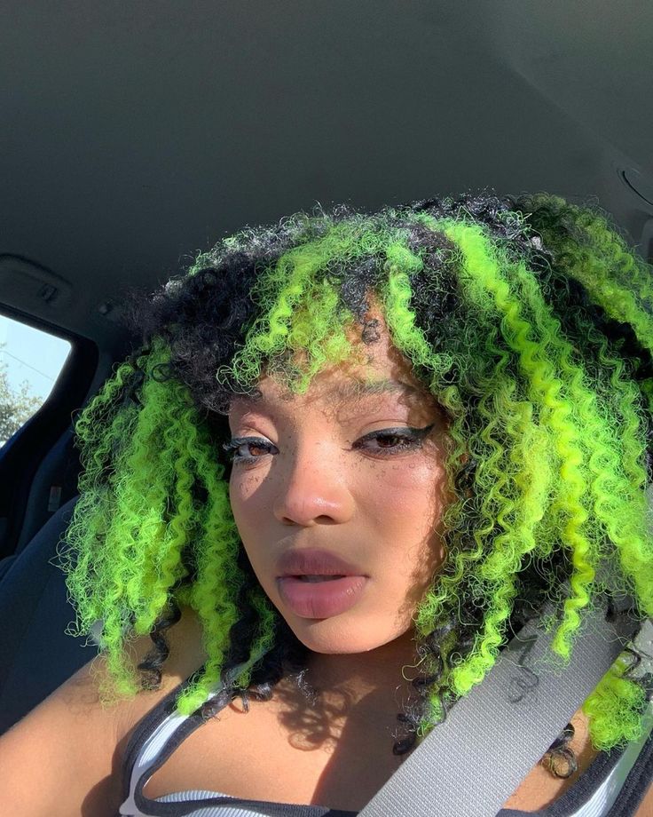 Neon Green Hair, Color Block Hair, Dark Green Hair, Split Dyed Hair, Concert Ideas, Girl Hair Colors, Ramona Flowers, Neon Hair, Dyed Hair Inspiration