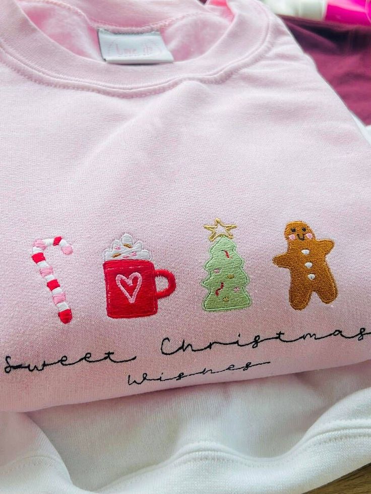 Inspo For Drawing, Christmas Sweatshirt Ideas, Drawing Embroidery, Tshirt Embroidery, Bracelet Embroidery, Jumper Ideas, Cute Christmas Sweater, Cute Jumpers, Xmas Jumpers