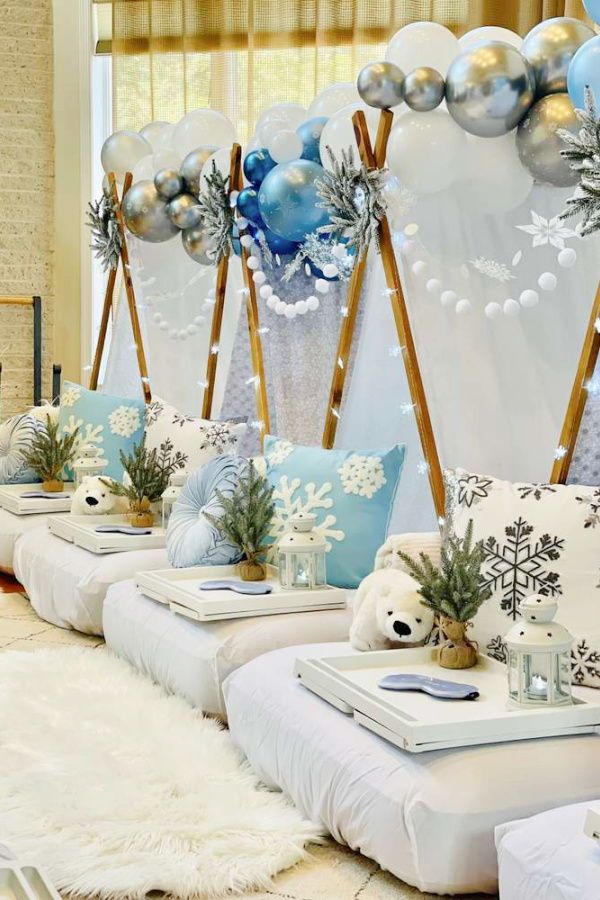 a room filled with lots of white and blue decorations