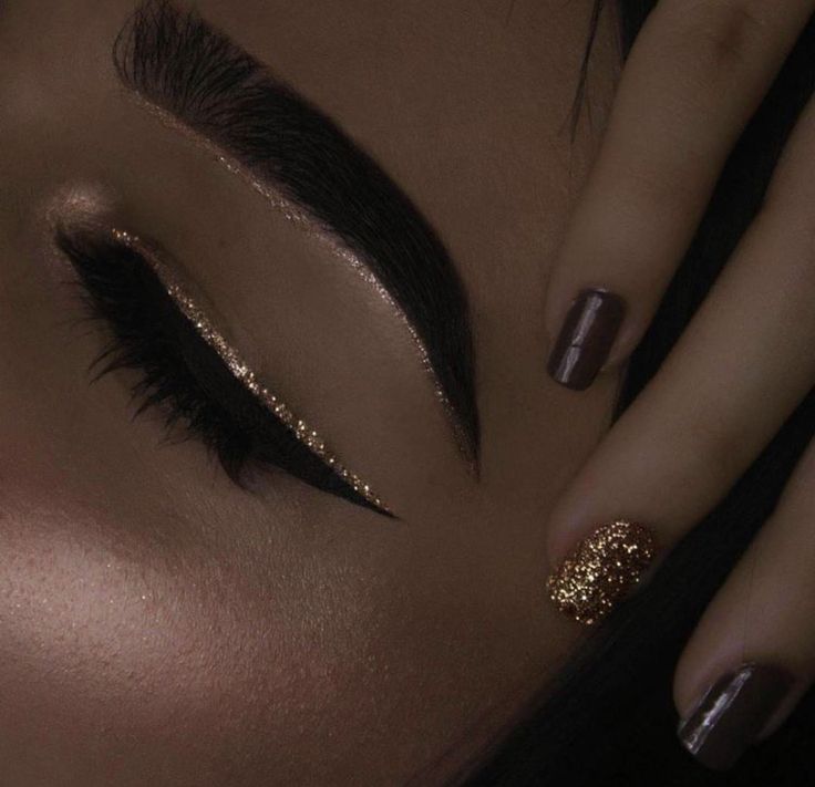 Glitter Brows, Gold Eyeliner, Make Up Designs, Smink Inspiration, Swag Makeup, Eye Makeup Pictures, Glitter Eyeliner, Makijaż Smokey Eye, Pinterest Makeup