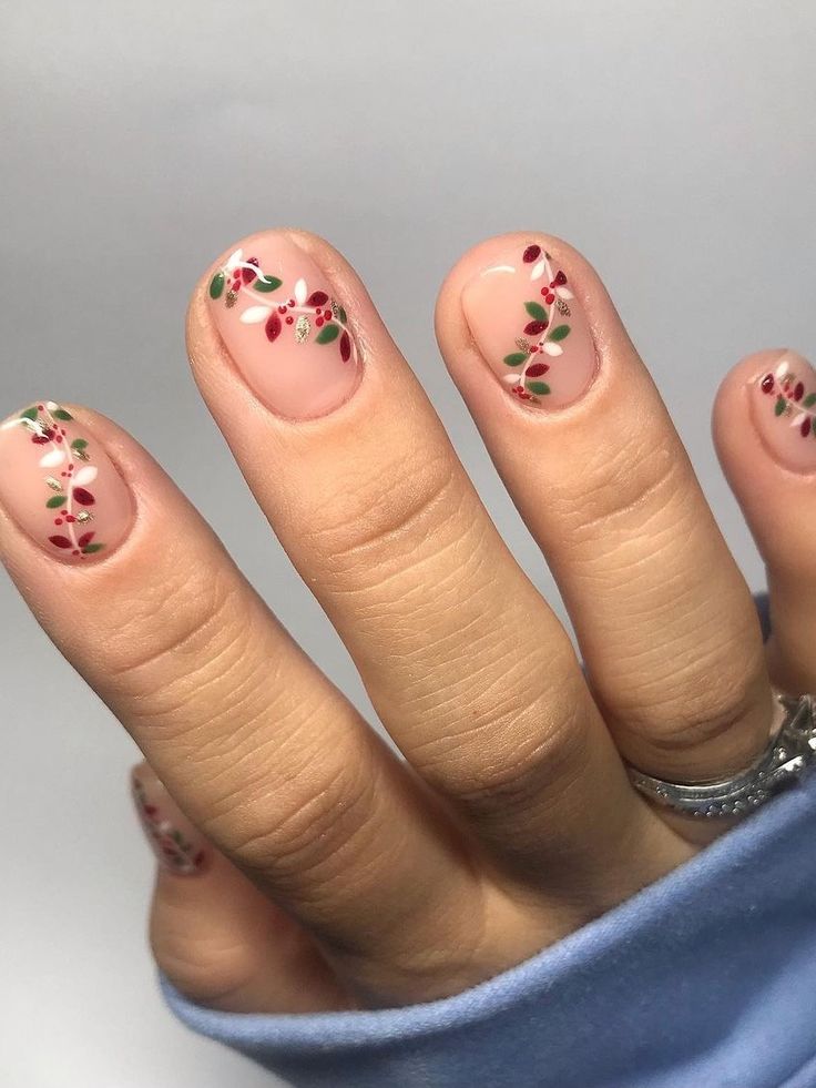 short Christmas nails: simple leaves Cute Short Christmas Nails, Short Christmas Nails, Christmas Nails Ideas, Autumn Nail Designs, Christmas Nail Colors, Autumn Nail, Christmas Gel Nails, Cute Gel Nails, Festival Nails