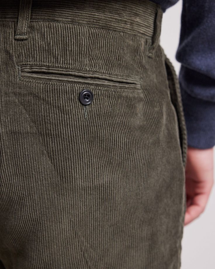 Tyron men's pants with a regular cut, slightly looser than TEX chinos. Two side pockets and two buttoned piped pockets on the back. Zipper closure and belt loops. Green Corduroy Pants, Man Pants, Chino Pants Men, Green Corduroy, Men Trousers, Vert Olive, Chino Pants, Corduroy Pants, Mens Trousers