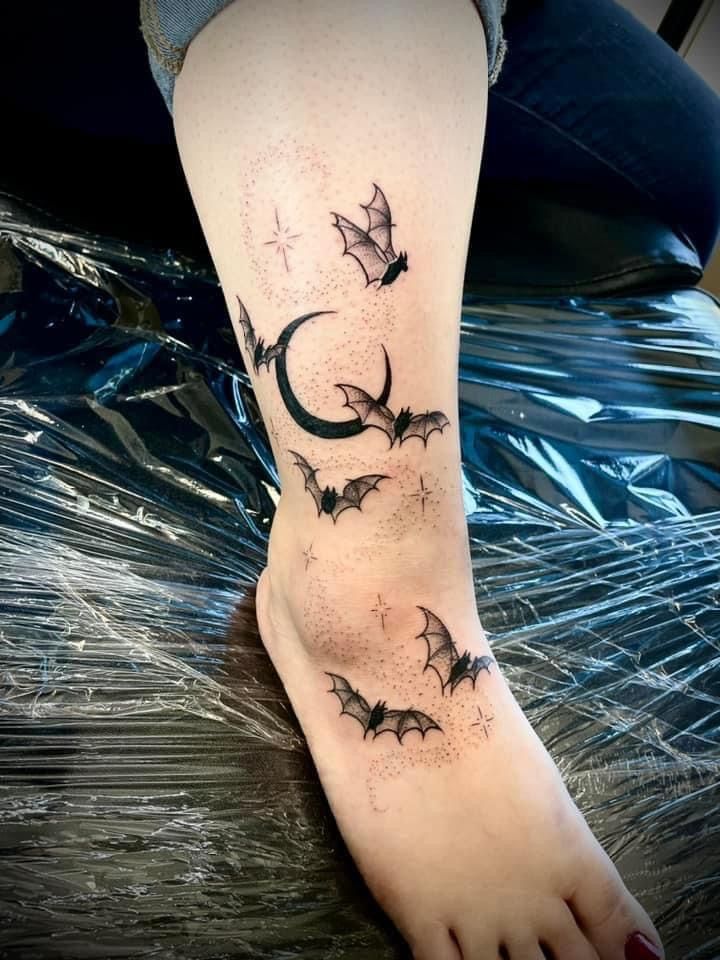 Bat & Moon Halloween inspired tattoo Salem Trip, Halloween Tattoos Sleeve, Vampire Tattoo, Scorpio Tattoo, Bat Tattoo, Wicked Tattoos, Scary Tattoos, Inspiration Tattoo, Tattoos Geometric