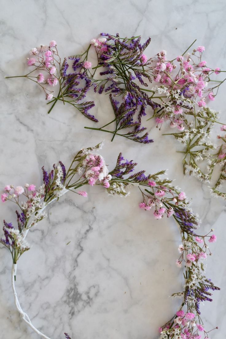 Einen Blumenkranz selbermachen? So ganz ohne Floristen-Fachwissen oder Flowercrown-Diplom? Ich hab's ausprobiert: geht voll gut und ruckzuck. Baby Breath Flower Crown, Diy Flower Crown, Hair Wreath, Lavender Farm, Diy Holz, Flower Crown Wedding, Wildflower Wedding, Baby Sprinkle, Diy Hair Accessories