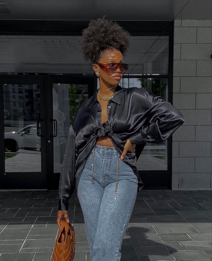 Black Satin Blouse Outfit, Satin Blouse Outfit Classy, Sunglass Photoshoot, Satin Blouse Outfit, Black Satin Blouse, Satin Bluse, Chic Summer Style, Woven Leather Bag, Dark Skin Beauty