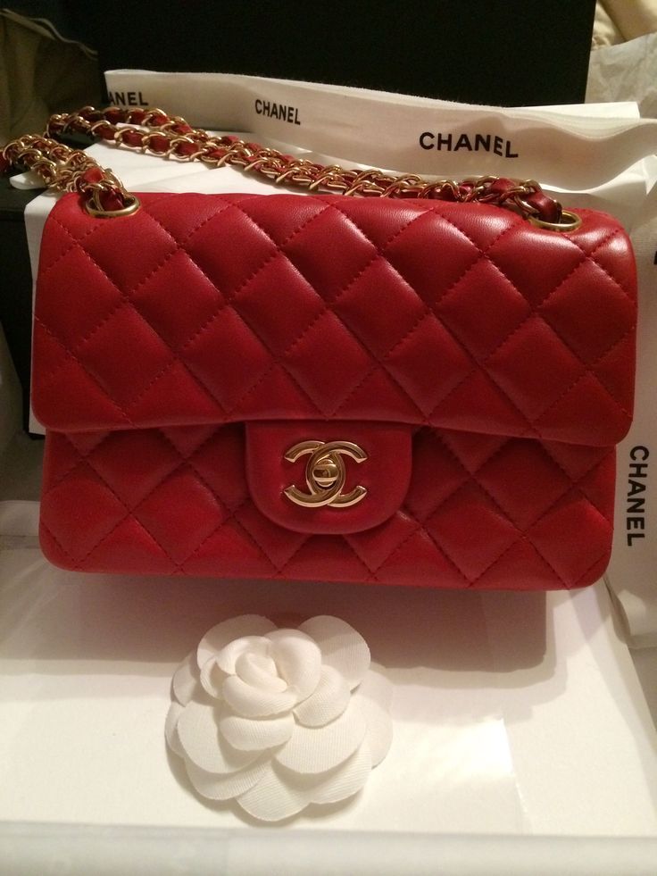 Red Luxury Bag, Red Chanel Bag Outfit, Red Bag Aesthetic, Red Designer Bag, Red Chanel Bag, Coco Chanel Bags, Hand Bags Ideas, Chanel Classic Flap Bag, Bags Ideas