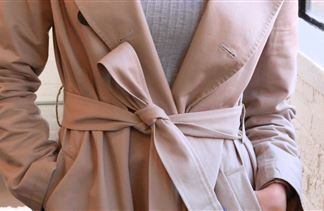 Get a fresh look with your old trench coat with a few dramatic and creative twists and knots. How To Tie A Dress, Belt Knots, Wrap Dress Pattern, How To Wear A Scarf, Viking Woman, Aprons Patterns, Medieval Clothing, Belted Trench Coat, Dress Coat