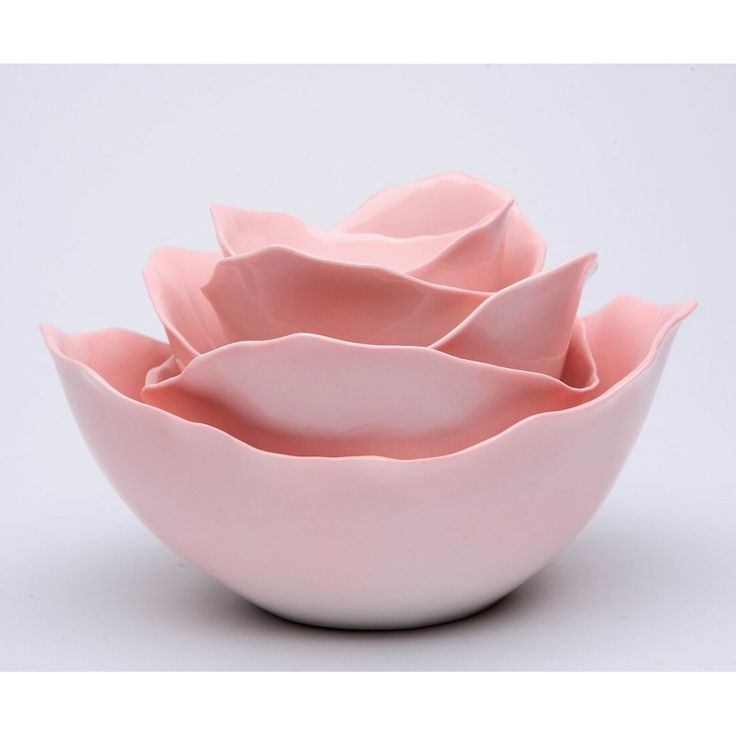 This high-end set of 5 ceramic pink rose bowls will add a touch of effortless luxury to your homes Decor. Perfect for gifting each romantic bowl is ideal for special occasions from Valentines Day to your wedding day. An exquisite addition to any kitchen or living room. Pink Dinnerware, Mom Kitchen, Chip And Dip Sets, Homes Decor, Pink Bowls, Serving Bowl Set, Flower Bowl, Pink Kitchen, Ceramic Set