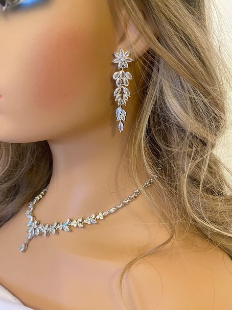 Droplet Earrings, Wedding Necklace Set, Wealthy Lifestyle, Pretty Jewelry Necklaces, Silver Necklace Set, Bridal Necklace Set, Silver Jewelry Design, Jewelry White, Pretty Flower