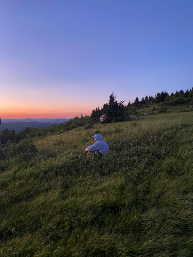 Person sits in tall grass blowing in the wind with a sunset in the background Camping Hacks Tent, Tent Camping Aesthetic, Car Camping Hacks, Granola Life, Beach Trailer, Cool Camping Gadgets, Aesthetic Camping, Mountain Summer, Camping Vacation