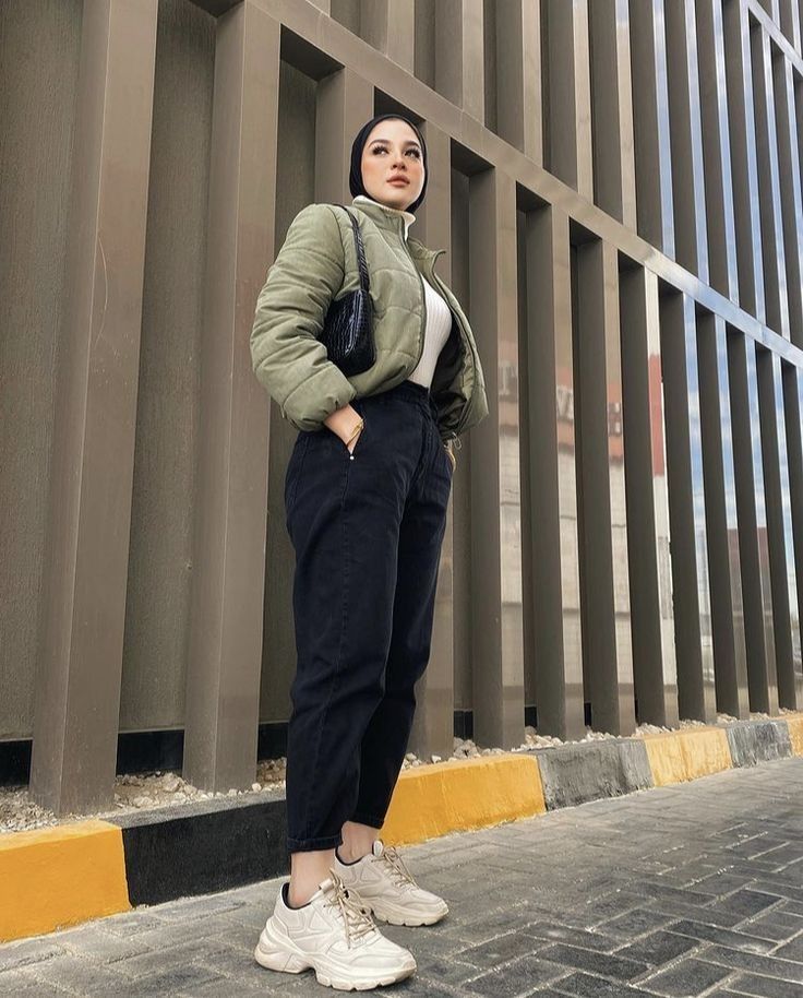 Hijab Fashion Summer, University Outfit, Muslim Outfits Casual, Casual College Outfits, Mode Abaya, Hijabi Outfits Casual, Muslim Outfits, Scarf Women Fashion, High Fashion Outfits