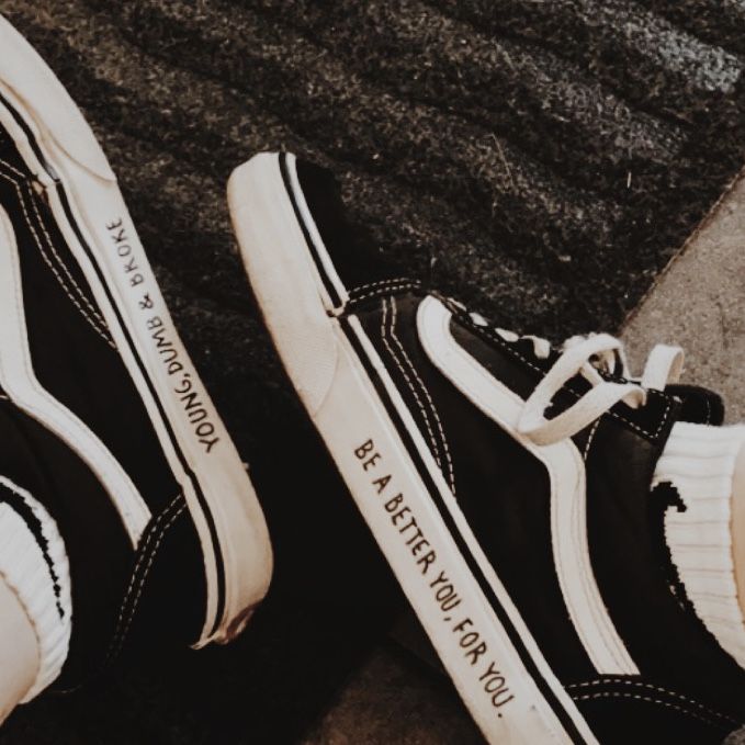 Converse Writing On Shoes, Nick Nelson Heartstopper, Good Outfits, Loren Hale, Sharpie Shoes, Aesthetic Adidas, Vans Painted, Vans Aesthetic, Grunge Shoes