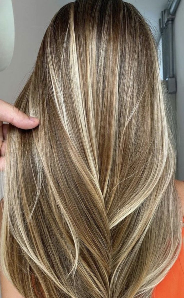 Brunettes Highlights, Brunette Hair With Highlights, Dirty Blonde Hair, Brown Hair With Blonde Highlights, Honey Blonde Hair, Blonde Hair Inspiration, Blonde Hair Looks, Highlights Brown Hair, Blonde Hair With Highlights