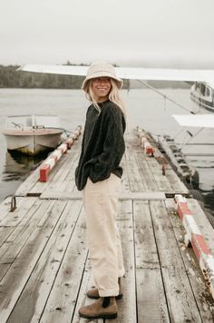 Laidback Fall Outfits, Natural Fashion Aesthetic, Fall Hipster Outfits Women, White Painter Pants Outfit, Casual Soft Outfits, August Outfits Women Casual, Relaxed Fashion Women, Outdoor Hiking Outfit, Wyoming Outfit Fall