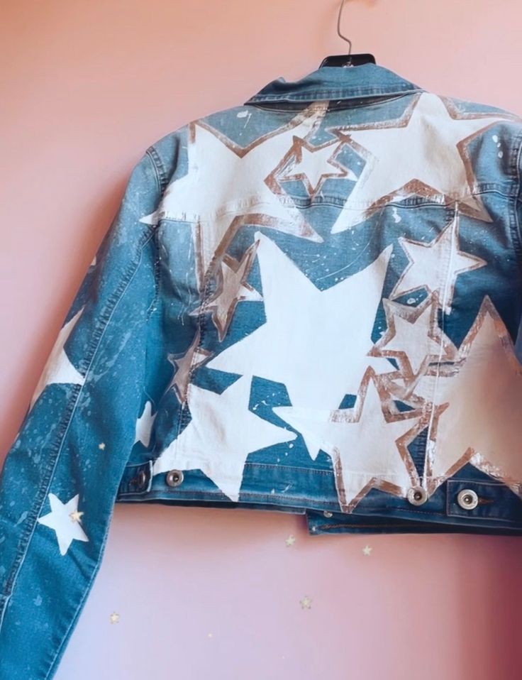 Hand painted star denim jacket by Jessica K Haas! Denim is a medium wash & is covered in hand painted stars, some are outlined with silver metallic accents. Jacket fits true to size. Customised Denim Jacket, Diy Denim Jacket, Hand Painted Denim Jacket, Sweet Jeans, Denim Art, Painted Denim Jacket, Denim Crafts, Womens Jackets, Denim Diy