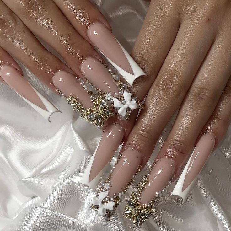 ig: nailssbyshareth Nails With Gold Charms, White Gold Nails, Uñas Coquette, White Nails With Gold, White French Nails, Nails With Gold, Healthy School, White French Tip, Glamour Nails