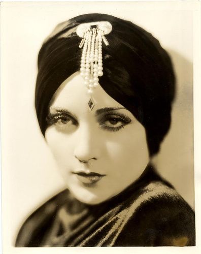 Mode Turban, Carole Lombard, Marlene Dietrich, Hollywood Icons, Silent Movie, Head Piece, Silent Film, Old Hollywood Glamour, 1920s Fashion