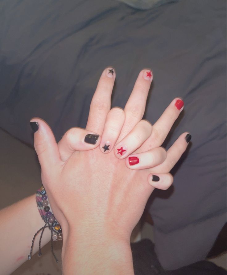 Matching Star Nails, Red And Black Nails Men, Matching Nails Girlfriends, Boyfriend Girlfriend Nails Matching, Cool Short Nail Ideas, Rock Star Girlfriend Nails, Boyfriend Girlfriend Matching Nails, Single Color Nail Ideas, Wlw Matching Nails