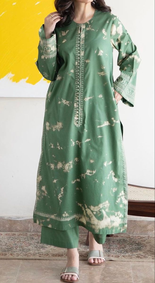 Lawn Shirt Design, Lawn Dress Design, Lawn Ideas, Simple Dress Casual, Lawn Dresses, Stylish Kurtis Design, Modern Dresses, Ootd Instagram, Fancy Suit