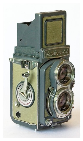 an old fashioned camera sitting on top of a table