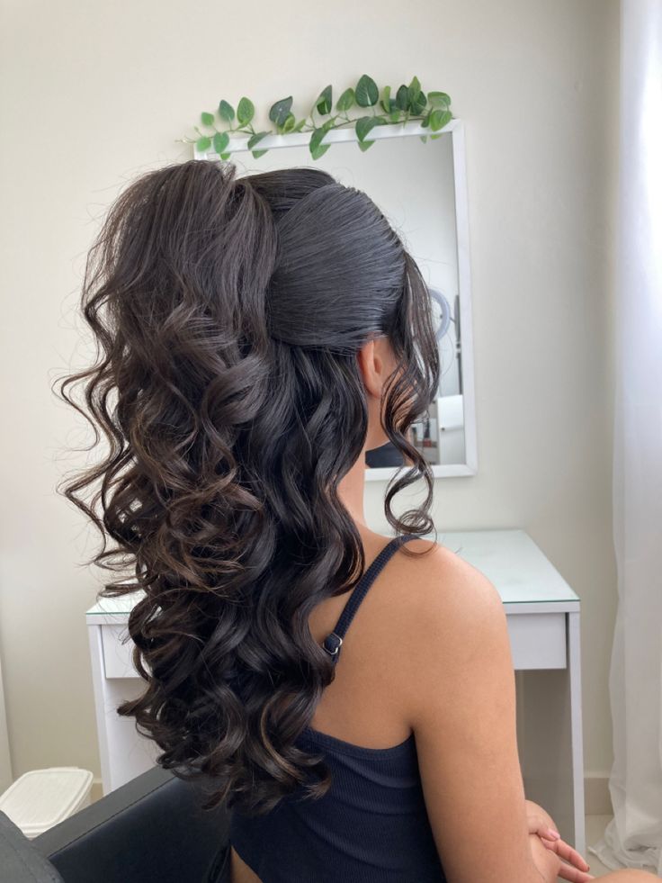 Nais uma princesa aqui no nosso espaço! Simple Hairstyles For Quince, Damas Hair Styles, Hair Styles For A Quinceanera Damas, Cute Hairstyles For Damas, Quince Simple Hairstyles, Quinceanera Damas Hairstyles, Hair Styles For Damas Quince, Quince Hairstyles For Damas, Hair For Damas Quince