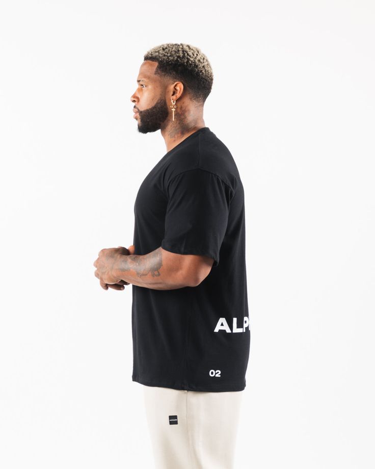 HIGHLIGHTS Relaxed Fit Brushed surface for soft hand feel Lightweight & stretchy Elongated sleeves Raised rubber graphics on front & back FIT SUGGESTION. This item runs true to Alphalete’s relaxed. fit.. If you are between sizes, we recommend sizing up. Model is 6’0”/183cm, wearing a size XL with a 47”/120cm chest.. MATERIALS AND WASHING DIRECTIONS 95% Cotton and 5% Spandex. We recommend washing inside-out on a cold setting. Hang to dry This spring we introduce you to our new lightweight, ultra Hip Hip, Ombre Effect, Soft Hands, High Performance, Black Tee, How To Introduce Yourself, Man Shop, Relaxed Fit, Mens Tops