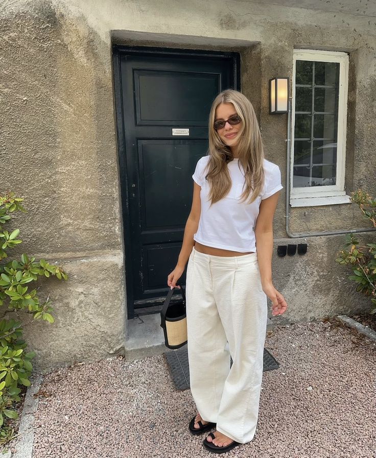 Josefine Vogt, Flops Outfit, Minimalist Summer, Wealthy Women, Paris Outfits, Stil Inspiration, Mein Style, Mode Streetwear, Outfit Goals