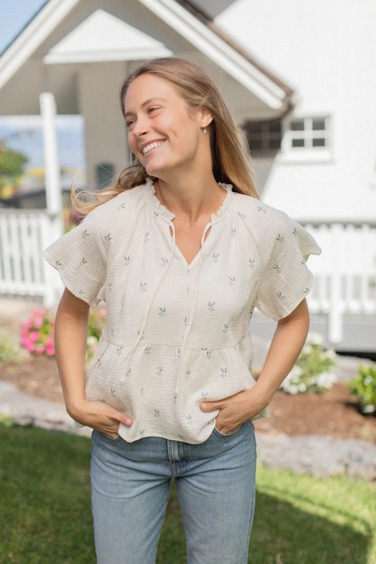 Fiona Top - Cream – Neuflora Homestead Wardrobe, Farmhouse Wardrobe, Cohesive Wardrobe, Dresses Feminine, Neutral Capsule Wardrobe, Fashion Romantic, Maternity Wardrobe, Pregnancy Wardrobe, Peplum Styling