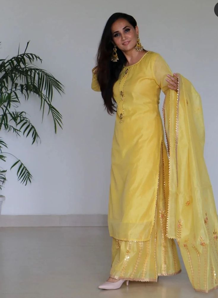 Lemon Colour Dress, Makeup Poses, Latest Kurti Designs Pattern, Easy Diy Fashion, Basic Mehndi, Simple Kurta Designs, Womens Trendy Dresses, Kurti Designs Latest, Long Kurti Designs