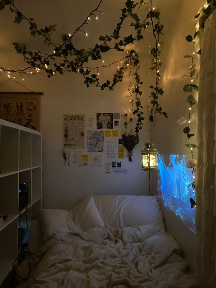 Bedroom Ideas Cute Fairy Lights & Comfy Aesthetic Closet Aesthetic, Chill Room, Room Redesign, Dekorasi Kamar Tidur, Pinterest Room Decor, Aesthetic Tiktok, Redecorate Bedroom, Cozy Room Decor, Home Decor Living Room