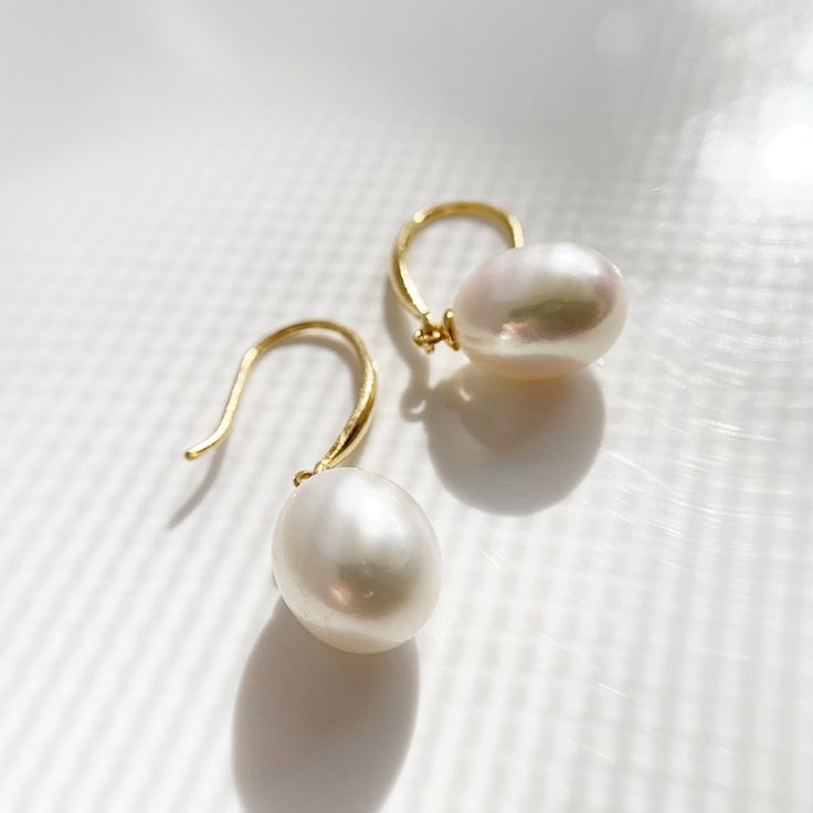 "Material:100% 925 Sterling Silver with 14K Gold Plated Main stone: Cultured Fresh Water Pearl Gemstone Other stone: N/A Weight (Pair):3.2g Size: 30mm x 10mm / 1.18\" x 0.39\" Condition:New Main color:Gold Quantity:2 pcs Pearl color:White Pearl shape: Ellipsoid Pearl luster: Very High Pearl blemish: 90% free Pearl grade:AA+ This vintage drop earings are made with 12mm Cultured Freshwater Pearl stone and solid 925 sterling silver w/ 14K gold plating for better quality and prolonged shine! *It com High Luster Drop Pearl Earrings For Gift, 14k Gold-filled Yellow Gold Drop Pearl Earrings, 14k Gold Pearl Drop Earrings As Gift, Pear-shaped High Luster Pearl Earrings Gift, Pear-shaped High Luster Pearl Earrings, Briolette High Luster Pearl Earrings As Gift, Briolette High Luster Pearl Earrings For Gift, High Luster Briolette Pearl Earrings As Gift, High Luster Pearl Drop Earrings Fine Jewelry