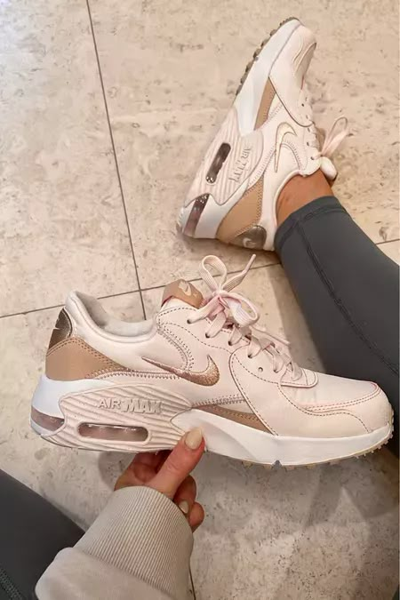 Trendy Shoes Sneakers Nike, Nike Air Shoes Women, Nike Air Max Excee Outfits, Nike Sneakers Women Outfit Casual, Trendy Shoes Sneakers For Women, Nike Trendy Shoes, Trendy Nike Shoes, Nike Shoes Aesthetic, Trendy Sneakers For Women