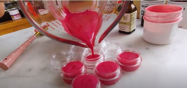 recipe video tutorial for DIY sparkling lip balms | Easy recipe | Summer beauty idea Skin Foods, Diy Vitamin C Serum, Skin Care Business, Natural Lip Gloss, Lip Balm Containers, Shimmer Lip Gloss, Lip Balm Recipes, Spearmint Essential Oil, Diy Skin Care Recipes