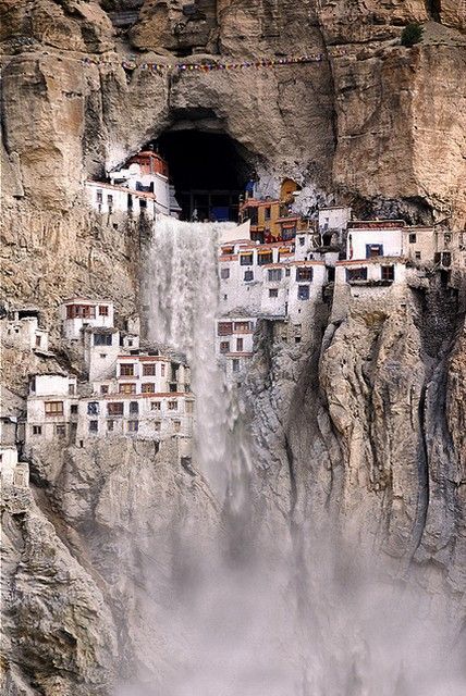 an image of some buildings built into the side of a mountain