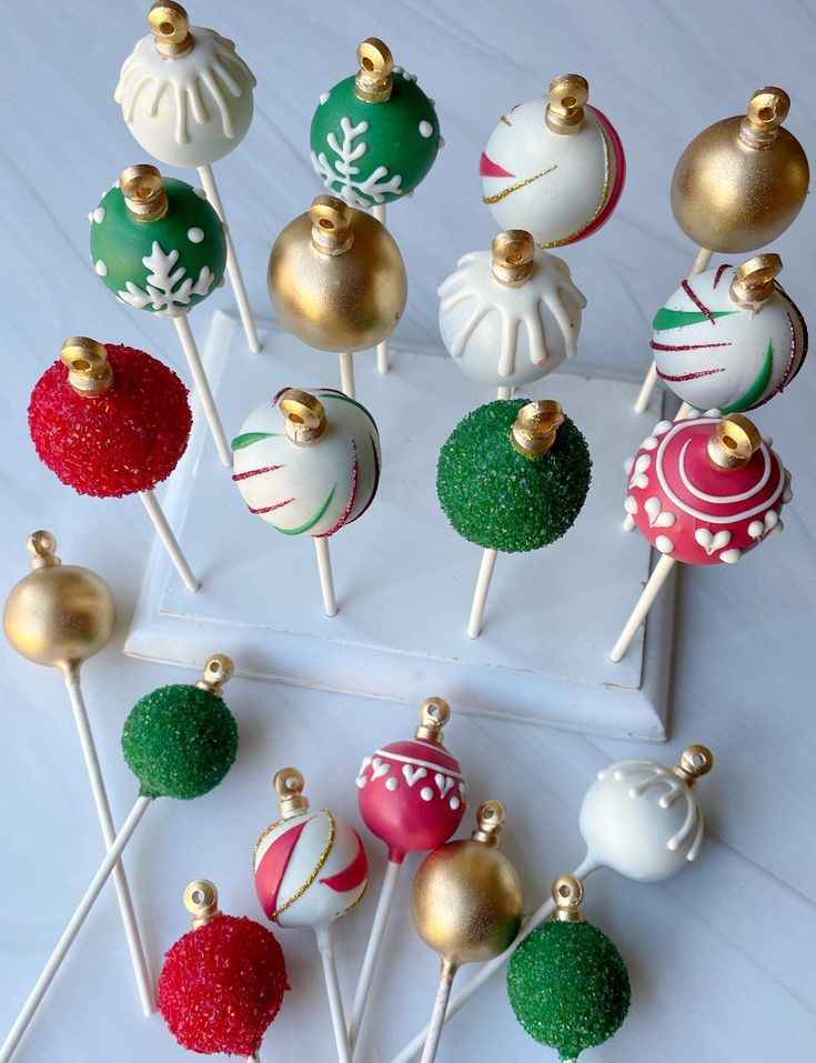 (12) Assorted Christmas cake pops ! We can make these in any color. If you don't specify we will send them in an assortment like in the photo.  Treats comes individually packaged and closed with a gold twisty or you can add a bow for an additional $5  DETAILS FOR ORDERING:  1- Put your party date in the personalized box when ordering.  2- You can add any other details in the "notes to seller" section on the checkout page or message me.   3- Our holiday schedule does fill up! So order early.  4- We will adjust the shipping and refine date after you order so your treats will arrive before the date you enter. DETAILS FOR SHIPPING:  **We make and ship your order so it arrives a few days prior to the date you enter.  **We usually ship Mondays & Tuesdays to avoid packages sitting over weekends. Cake Pops Christmas, Christmas Party Snacks, Easy Christmas Cake Recipe, Christmas Party Treats, Cake Pop Displays, Christmas Dessert Table, Cake Pop Decorating, Christmas Cake Pops, New Year's Cake