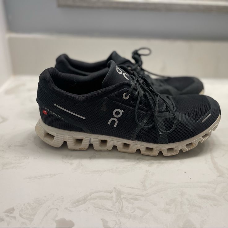 On Cloud Running Shoes Unisex - M9 W10 Guc Currently Has Shoe Laces But We Will Come With Additional Lace Pictured Shoes On Cloud, On Cloud Running Shoes, Cloud Running Shoes, On Running Shoes, On Running, Shoe Laces, Running Shoes, Athletic Shoes, Men's Shoes