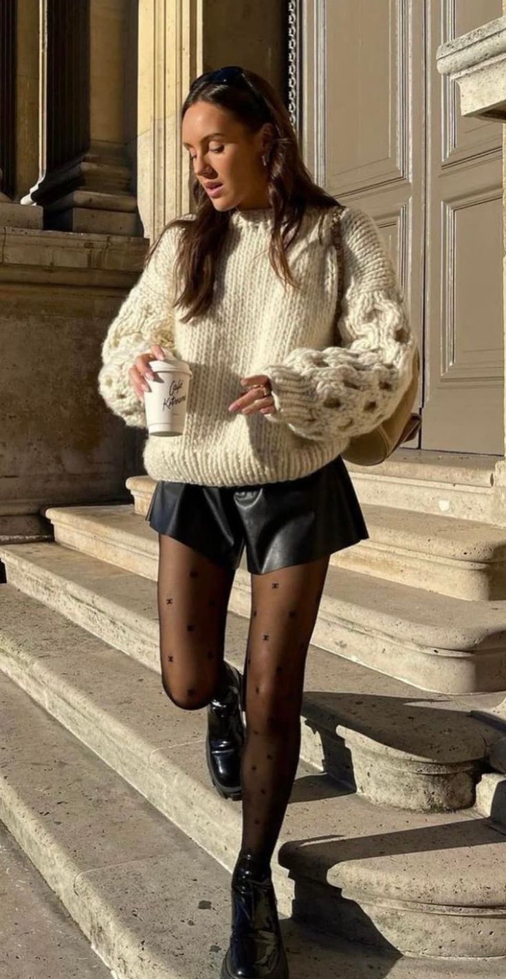 Milan Outfits, Best Chelsea Boots, Boots Outfit Ideas, Short Cuir, Chelsea Boots Outfit, Fall Boots Outfit, Nyc Outfits, Europe Outfits, Rock Outfit